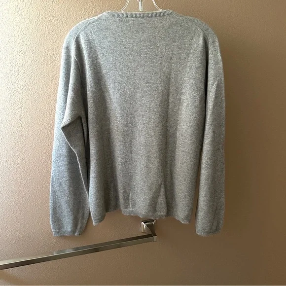 EUC Danielle Martin 2-Ply Cashmere V-Neck Sweater - Gray - Picture 2 of 4